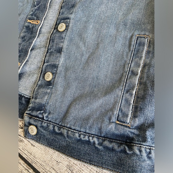 Old Navy women’s denim jacket. Medium wash. Excellent condition. Size M - Picture 8 of 8